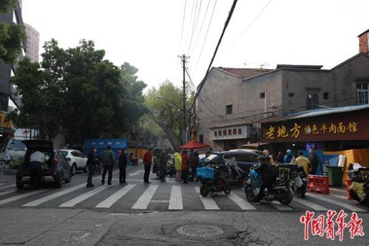 4月5日，武汉铭新街，早餐店门前排起了长队。中青报·中青网见习记者鲁冲/摄