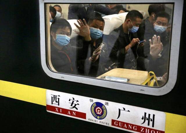 4月8日零时50分，K81次列车缓缓从武昌火车站开出，这是武汉“解封”后经停载客的首趟旅客列车。摄影/新京报记者郑新洽