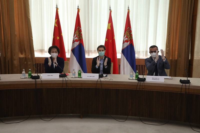 △塞尔维亚总理、中国驻塞大使出席实验室签约