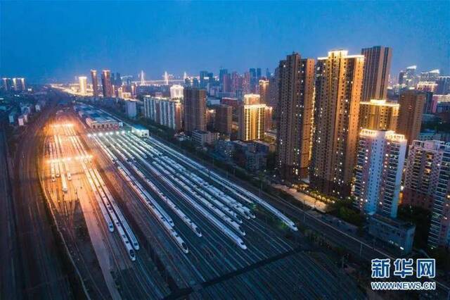 ▲4月7日，在武汉动车段，列车停靠在存车线上（无人机照片）。（新华社记者肖艺九摄）