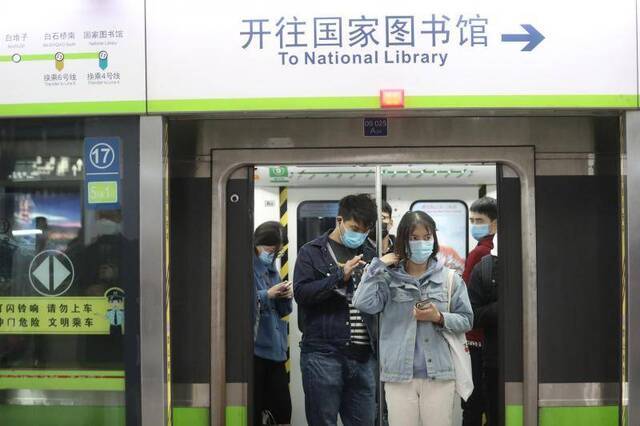 北京地铁最小运行间隔缩至1分45秒，车站增设时刻表