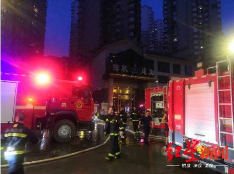 四川广安一小区7楼住户家中发生火灾 幸无人员伤亡