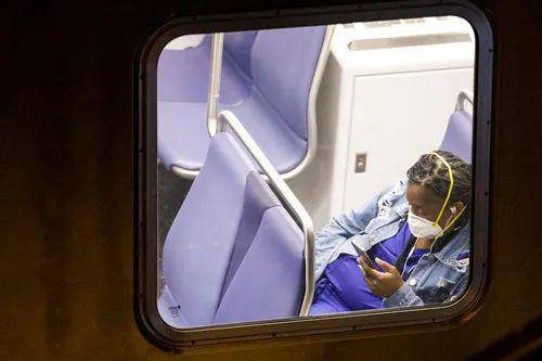 3月31日，在美国首都华盛顿，乘客佩戴口罩乘坐地铁。新华社发（沈霆摄）
