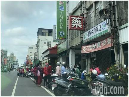 台东一家药店外民众排队购买口罩(图片来源：台湾《联合报》)