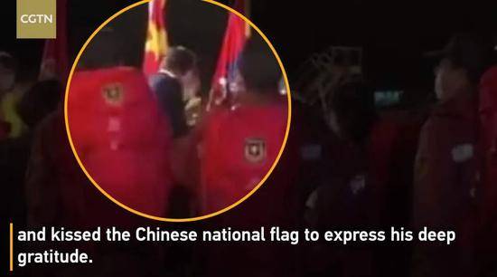 ·武契奇亲吻中国国旗。