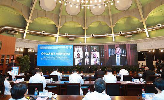 4月8日晚，应对新冠肺炎复旦中山网络国际论坛暨《新冠肺炎防治复旦中山方案》全球发布会在中山医院举办。本文图片均由中山医院提供