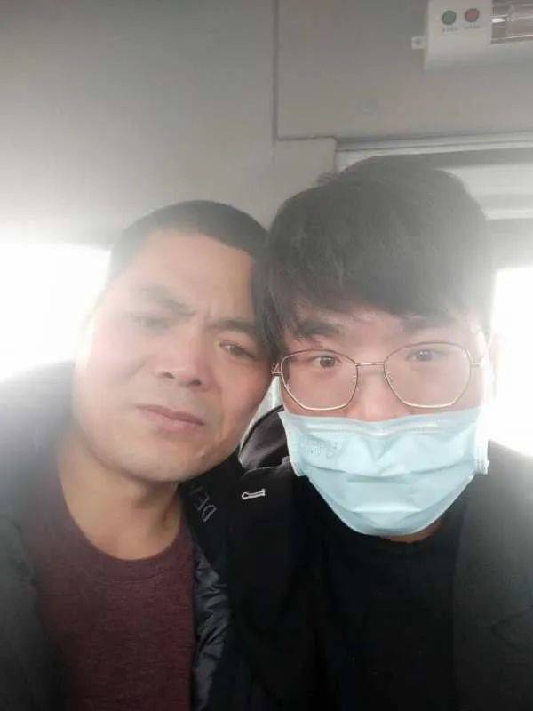 4月1日吴春红无罪获释后，在儿子陪伴下踏上归途。