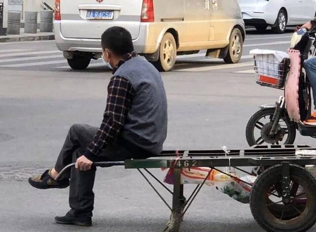 4月8日，解禁第一天，在汉正街等着揽活的朱大银，坐在自己的拖车上，他说今天只有一单生意，不知道过几天能不能好点。
