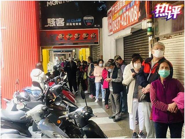 9日，台湾基隆市一家药店外排队买口罩的长龙