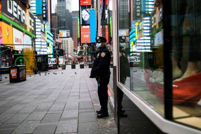 3月31日，一名警察在空荡的纽约时报广场执勤。（路透社）