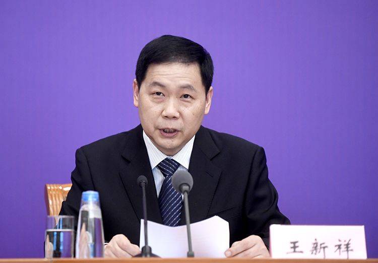 财政部应对疫情工作领导小组办公室副主任、社会保障司副司长王新祥回答记者提问。