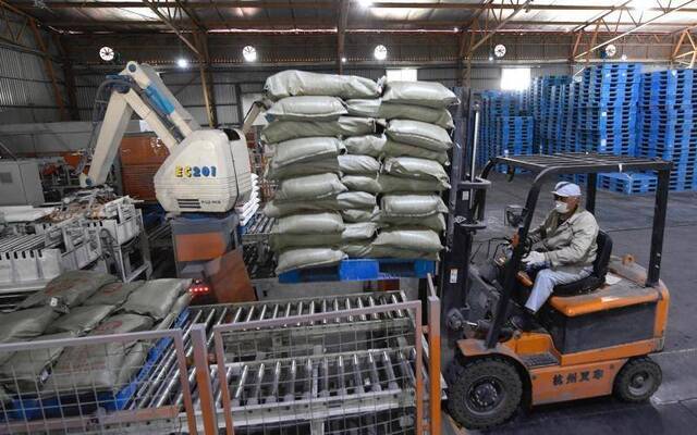  4月9日，古船福兴面粉厂工人将包装好的面粉装车。摄影/新京报记者吴宁