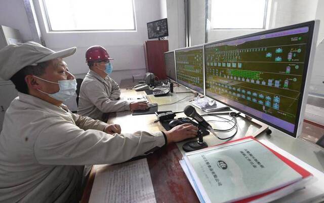  4月9日，古船福兴面粉厂工人在中控室操作。摄影/新京报记者吴宁