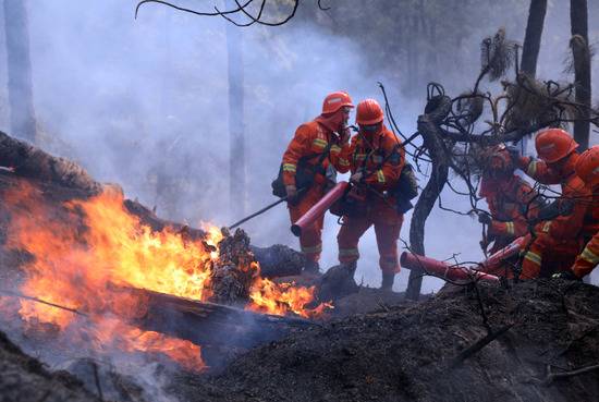 3月31日，救援人员在火灾现场灭火。新华社发（李结义摄）