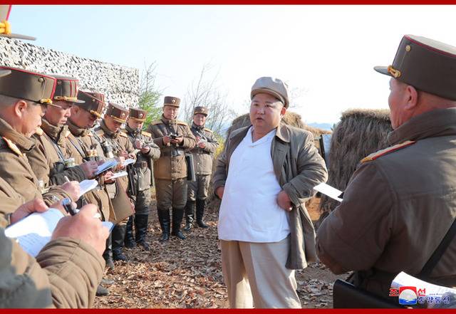 金正恩视察朝鲜人民军，罕见穿上了朝鲜工农赤卫军的服装图源：朝中社