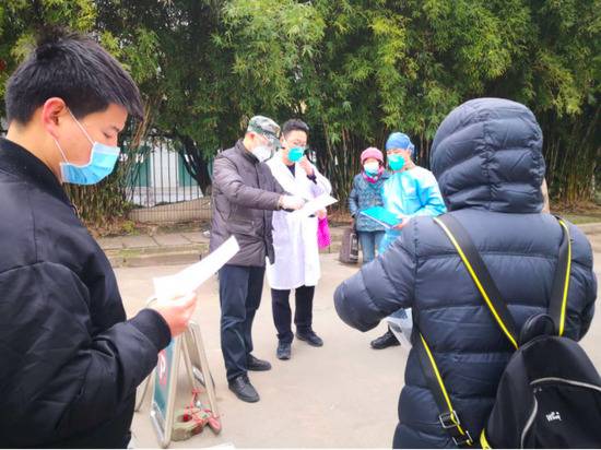张才继（左二）组织发热门诊突击队与医院对接