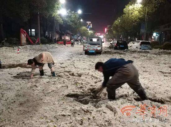 暴雨冰雹突袭陕西商洛市一县城 消防员用皮划艇营救被困群众