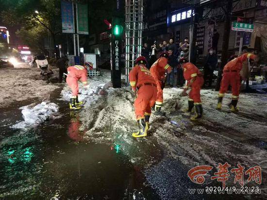 暴雨冰雹突袭陕西商洛市一县城 消防员用皮划艇营救被困群众