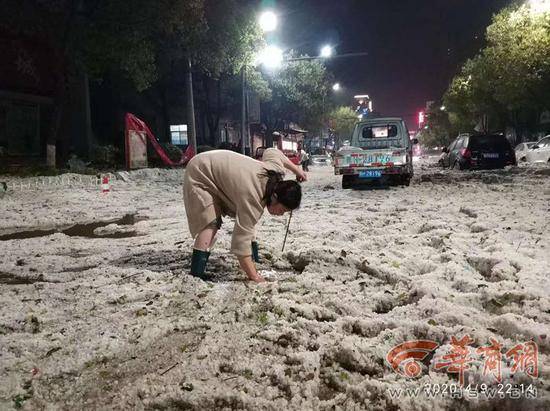 暴雨冰雹突袭陕西商洛市一县城 消防员用皮划艇营救被困群众