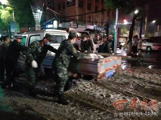 暴雨冰雹突袭陕西商洛市一县城 消防员用皮划艇营救被困群众