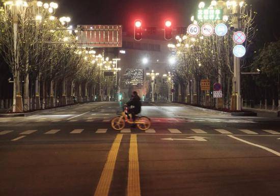 很长一段时间，从住地到医院的路上，都没什么行人和车辆