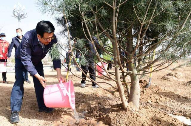 林铎等党政军领导参加省城兰州举行义务植树活动