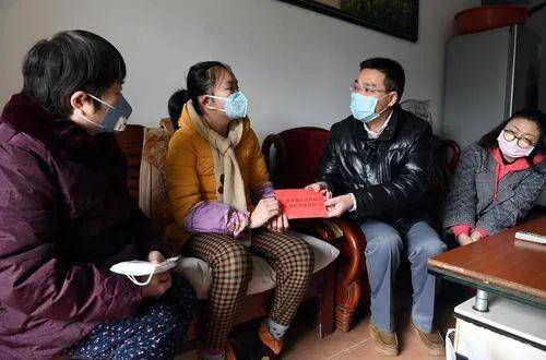 2月4日，家住重庆市南岸区的黄诗迪小朋友收到新冠病毒疫期临时生活补贴和当月生活补贴。（来源：人民政协网）