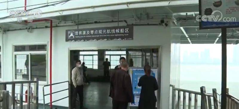 湖北武汉：精准防控 公共交通上下车船扫码