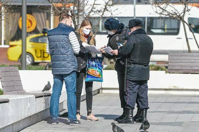 4月9日俄累计确诊破万，警察在街头执勤