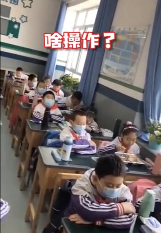 这段小学生错峰吃饭视频火了 网友：画面太残忍