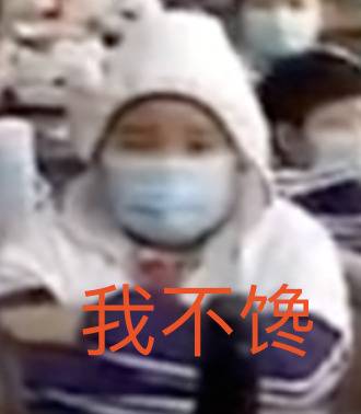 这段小学生错峰吃饭视频火了 网友：画面太残忍