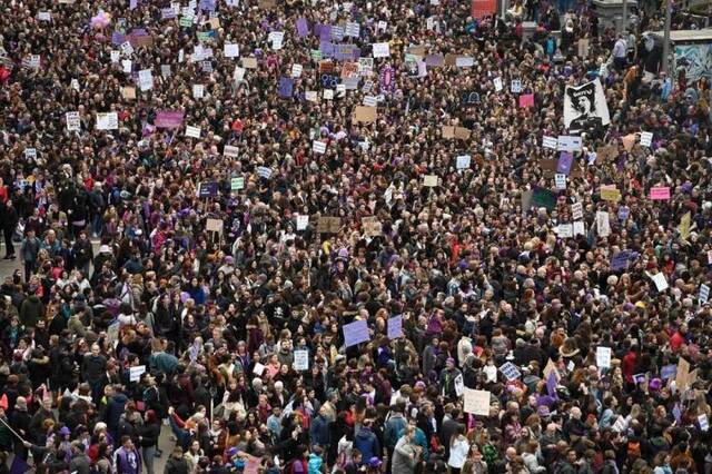  3月8日，西班牙政府允许约12万人聚集在马德里庆祝国际妇女节，图源：法新社