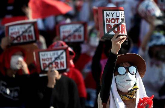 2018年8月4日，成千上万的韩国女性走上首尔街头，抗议偷拍恶行，表示“我的生活不是你的色情片”。抗议者敦促韩国政府制定法律，阻止偷窥者使用相机偷拍女性