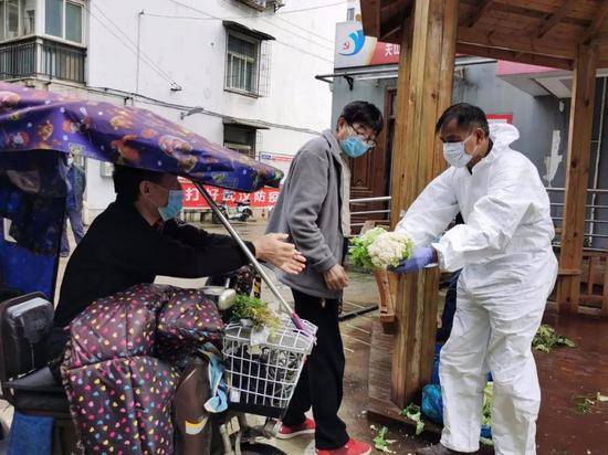 3月25日，社区接力将影子梦之队转运的蔬菜送至居民手中。