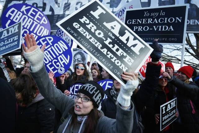 反堕胎人士阻止堕胎权里支持者游行。（图源：法新社）