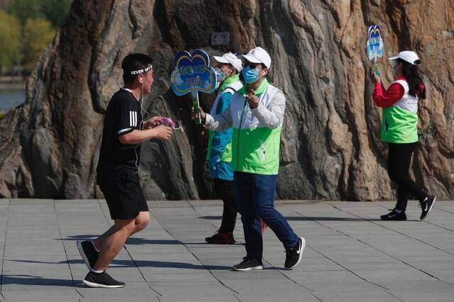 北京将发布不文明游园行为清单 含不戴口罩、扎堆聚集