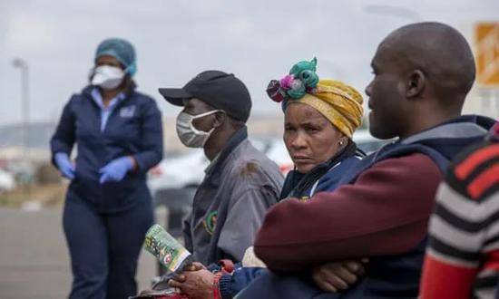 人们在等待试剂检测，莱纳西亚，南非。图源：Themba Hadebe/AP