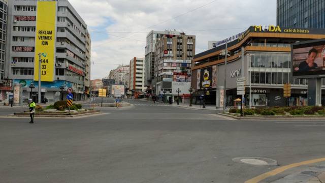 △图：土耳其施行“禁足令”后首都安卡拉市中心空旷街景