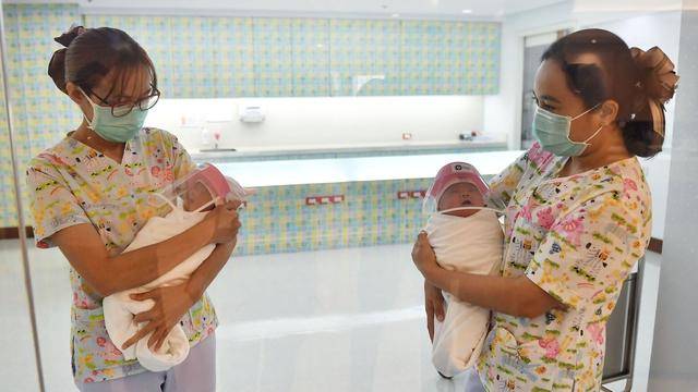 贴心！为防范新冠病毒，泰国医院新生儿佩戴迷你防护面罩