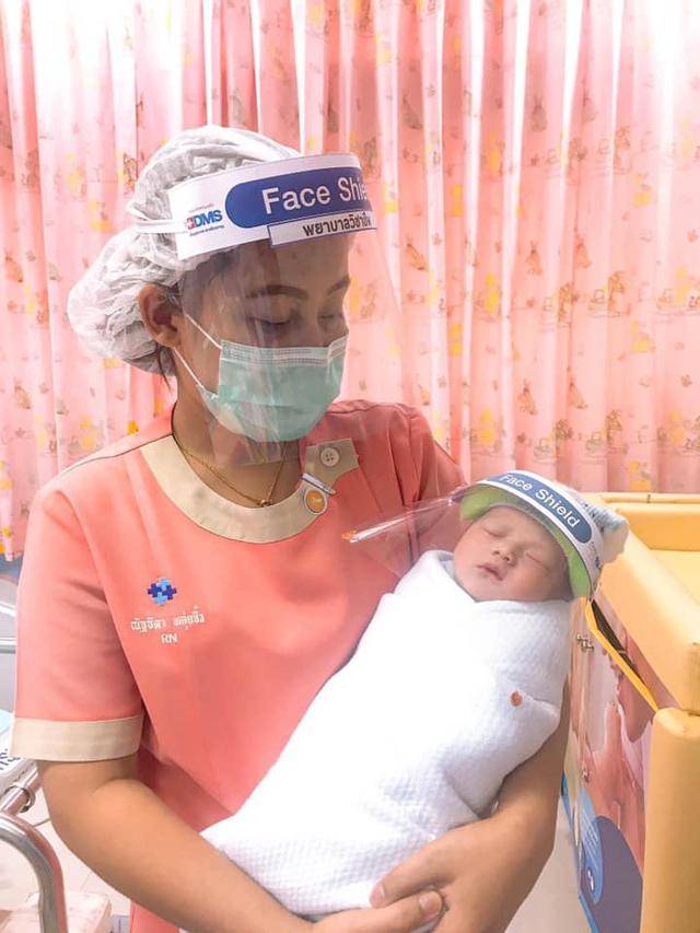 贴心！为防范新冠病毒，泰国医院新生儿佩戴迷你防护面罩