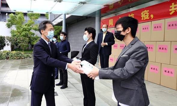 中国驻悉尼总领馆向领区中国留学人员发放防疫“健康包”