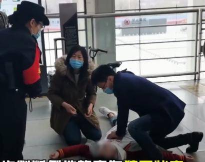 男子倒地猝死，摘口罩做人工呼吸施救的北京女医生是她！