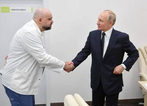 （感染了新冠病毒的莫斯科“科姆纳尔卡”医疗中心首席医师普罗岑科（左）与普京握手）