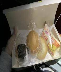 飞机上提供的食物。（作者供图）