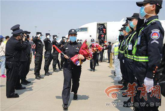 舷梯献花、轿车鸣笛 西安以最高礼节迎接援鄂女警回家