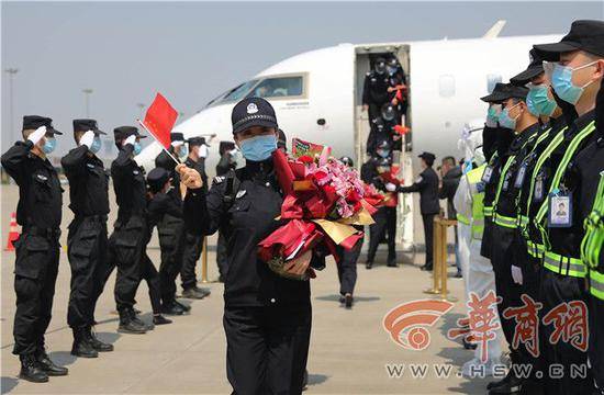 舷梯献花、轿车鸣笛 西安以最高礼节迎接援鄂女警回家