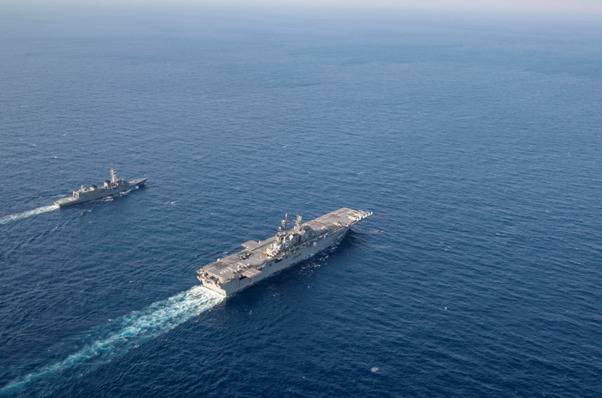 美国“美利坚”号两栖攻击舰与日本海上自卫队驱逐舰在东海联合演练