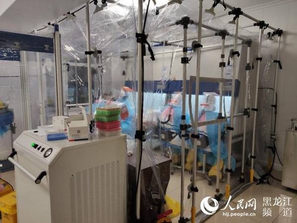 在绥芬河市疾控中心搭建好已开始运作的负压帐篷式移动实验室。