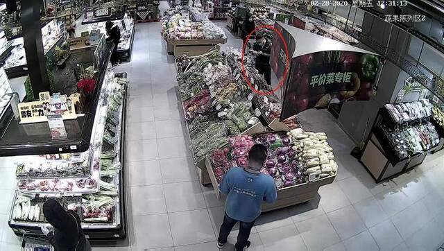 上海一男子偷换条形码自助结账，一个月4次用土豆价格购买高档红酒