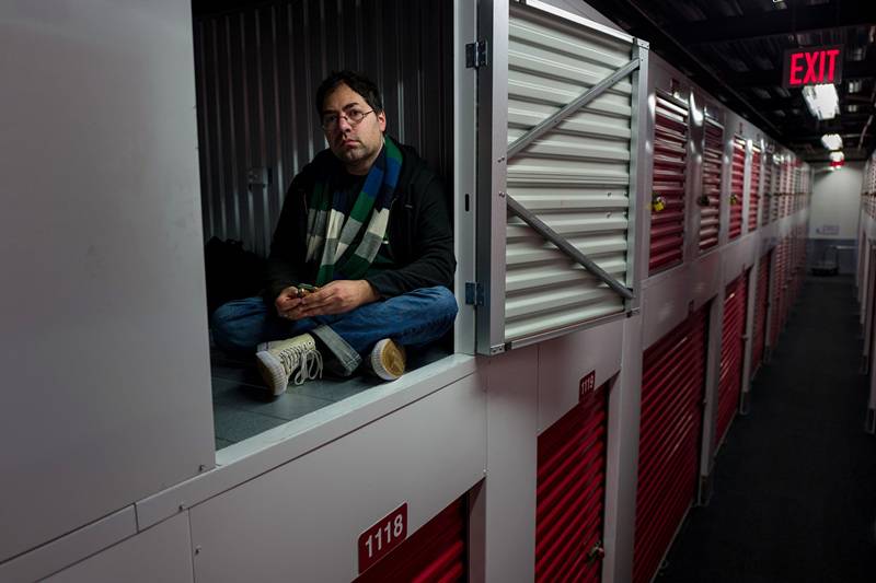 克里斯蒂安·卡斯科恩在纽约布朗克斯区的收容所过夜，因为担心感染风险，他大部分时间都待在租来的储藏间里图源：《纽约时报》